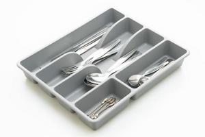 scatola da cucina con posate per cucchiai, forchette, coltelli su sfondo bianco