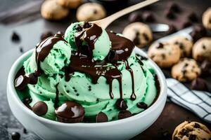 un' ciotola di menta cioccolato patata fritta ghiaccio crema con cioccolato salsa e biscotti. ai-generato foto