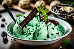 ghiaccio crema con cioccolato patatine fritte e menta le foglie. ai-generato foto