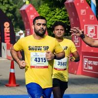 nuovo delhi, India - ottobre 15 2023 - vedanta delhi metà maratona gara dopo covid nel quale maratona partecipanti di per attraversare il finire linea, delhi metà maratona 2023 foto