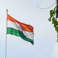 sventolando la bandiera indiana, bandiera dell'india, bandiera indiana che svolazza in alto a connaught place con orgoglio nel cielo blu, bandiera indiana, har ghar tiranga, sventolando la bandiera indiana foto