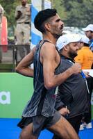 nuovo delhi, India - ottobre 15 2023 - vedanta delhi metà maratona gara dopo covid nel quale maratona partecipanti di per attraversare il finire linea, delhi metà maratona 2023 foto