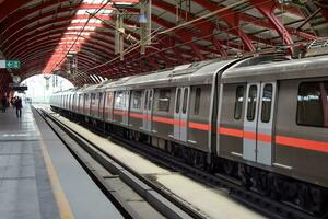 nuovo delhi India - ottobre 09 2023 - delhi la metropolitana treno in arrivo a jhandewalan la metropolitana stazione nel nuovo delhi, India, Asia, pubblico la metropolitana in partenza a partire dal jhandewalan stazione foto