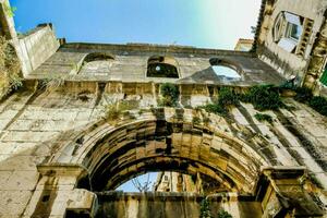 il arco di il vecchio città di Diviso foto