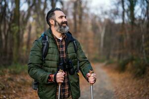 Immagine di uomo gode escursioni a piedi nel natura foto