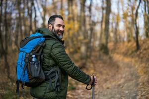 Immagine di uomo gode escursioni a piedi nel natura foto