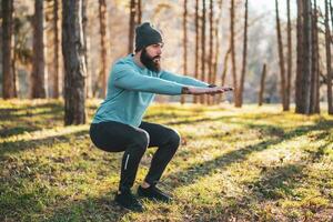 uomo con barba gode esercizio nel natura foto