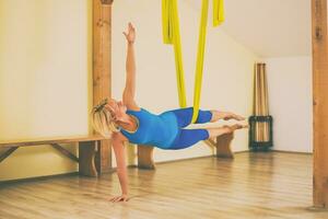 donna fare aereo yoga nel il fitness studio foto