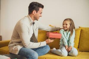 contento figlia è ottenere regalo a partire dal sua padre foto