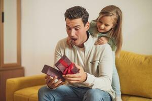 contento padre è ottenere regalo a partire dal il suo figlia foto