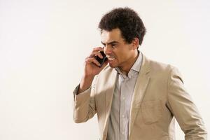 Immagine di arrabbiato uomo d'affari parlando su il Telefono foto