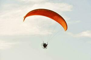 un' persona è parapendio nel il cielo foto