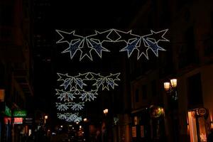 Natale decorazioni a notte nel alicante città foto