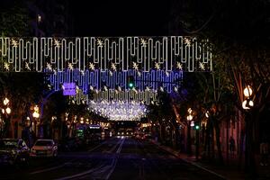 Natale decorazioni a notte nel alicante città foto