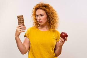 Zenzero donna è triste perché lei ha per mangiare frutta, lei voluto piuttosto mangiare cioccolato foto