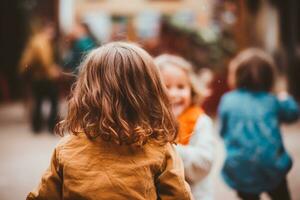 figli di giorno - bambini in esecuzione all'aperto molto contento. ragazzi e ragazze giocando insieme, radiante sorrisi schiarimento il giorno. un' del bambino Sorridi è il più grande ricchezza nel il mondo. ai generativo foto