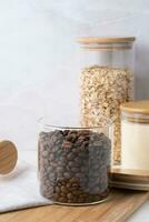 riutilizzo bicchiere barattoli per memorizzare secco cibo vivente sostenibile stile di vita a casa. caffè fagioli nel bicchiere vaso foto