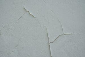 vecchio cemento parete sbucciare esterno sfondo con blu dipingere peeling Basso qualità, Cracked parete foto