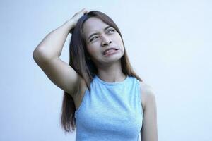 asiatico donna ha prurito cuoio capelluto a partire dal forfora foto