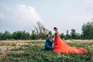 gli sposi hanno momenti romantici e felici insieme foto