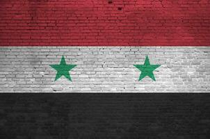 Siria bandiera raffigurato nel dipingere colori su vecchio mattone parete. strutturato bandiera su grande mattone parete opere murarie sfondo foto