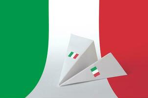 Italia bandiera raffigurato su carta origami aereo. fatto a mano arti concetto foto