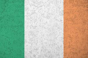 Irlanda bandiera raffigurato nel luminosa dipingere colori su vecchio sollievo intonacatura parete. strutturato bandiera su ruvido sfondo foto