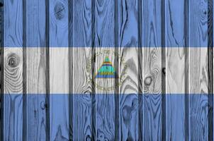 Nicaragua bandiera raffigurato nel luminosa dipingere colori su vecchio di legno parete. strutturato bandiera su ruvido sfondo foto