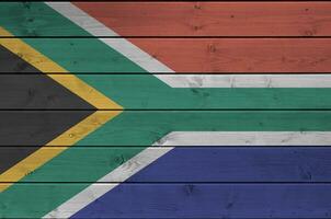 Sud Africa bandiera raffigurato nel luminosa dipingere colori su vecchio di legno parete. strutturato bandiera su ruvido sfondo foto