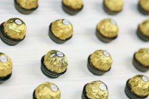 Kharkiv, Ucraina - gennaio 2, 2021 ferrero Rocher - il giro cioccolatini. caramella nel marchiato confezione, un' dolce piacere foto