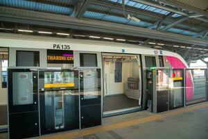 bangkok, thailandia-novembre 25, 2023- cielo treno di metropolitano rapido transito rosa linea parcheggio a montone intra cor mor 4 stazione. foto