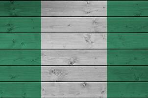 Nigeria bandiera raffigurato nel luminosa dipingere colori su vecchio di legno parete. strutturato bandiera su ruvido sfondo foto