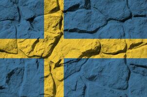 Svezia bandiera raffigurato nel dipingere colori su vecchio pietra parete avvicinamento. strutturato bandiera su roccia parete sfondo foto