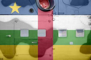 centrale africano repubblica bandiera raffigurato su lato parte di militare blindato elicottero avvicinamento. esercito forze aereo concettuale sfondo foto