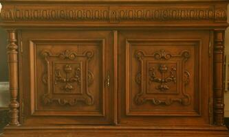 vecchio Vintage ▾ armadio mobilia con ornamentale porte e retrò colori di di legno superfici foto