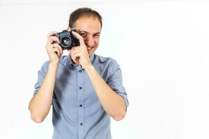 bello giovane uomo Tenere un' telecamera. su bianca. foto