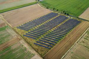 solare energia produzione utilizzando solare batteria pannelli nel campo, Visualizza a partire dal sopra foto