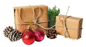 Natale abete rami, regalo scatole isolato su bianca o trasparente sfondo. foto