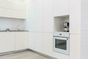 moderno bianca cucina senza maniglie foto