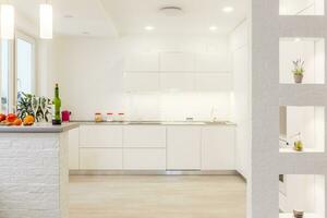 moderno bianca cucina senza maniglie foto