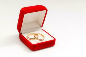 Due nozze anelli nel simpatico rosso scatola isolato su bianca sfondo foto