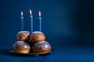 ai generato hanukkah ciambelle con in polvere zucchero su un' blu sfondo. foto