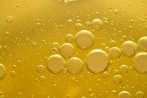 olio bolla struttura su oro sfondo. foto