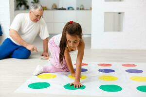 poco ragazza giochi nel il bambini camera foto