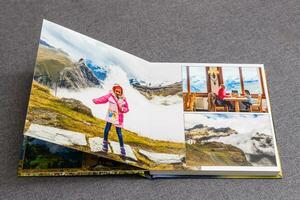 il album fotografico ha aperto, viaggio nel Svizzera, su grigio sfondo foto