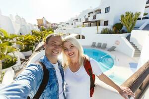 contento amorevole coppia abbraccio su balcone terrazza con mare Visualizza foto