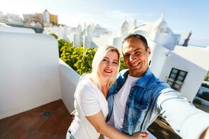 contento amorevole coppia abbraccio su balcone terrazza con mare Visualizza foto