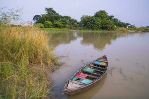 paesaggio Visualizza di tradizionale di legno pesca Barche su il riva di il padma fiume nel bangladesh foto