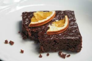 fetta di brownie sul piatto sul tavolo foto