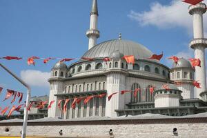 tacchino Istanbul 24 giugno 2023. un' moschea nel il città di Istanbul. taksim moschea foto